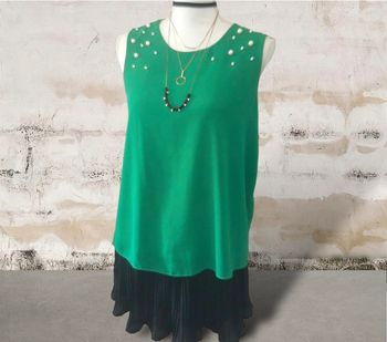 Tunique verte perlée  sans manches taille unique jusqu’au 40