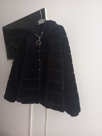 Manteau noir en fourrure 