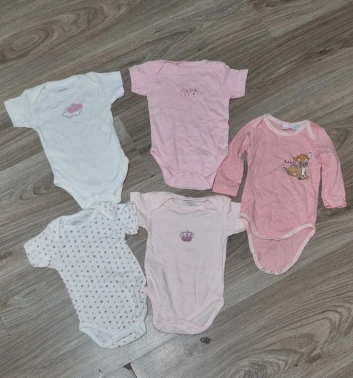 Lot de 5 bodies 4 TQF et 1 Disney (Bambi) 
Taille 6 mois