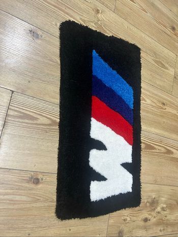 Tapis décoratif inspiré logo automobile – création artisanale