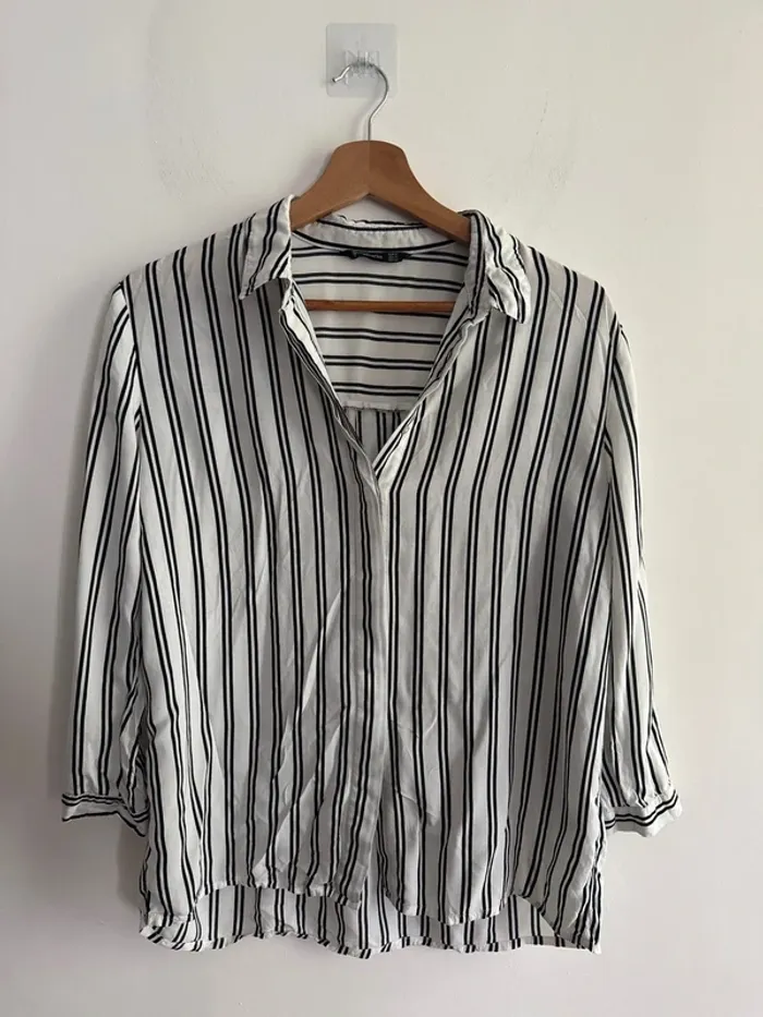 Chemise blanche, rayure noire, taille M, Stradivarius