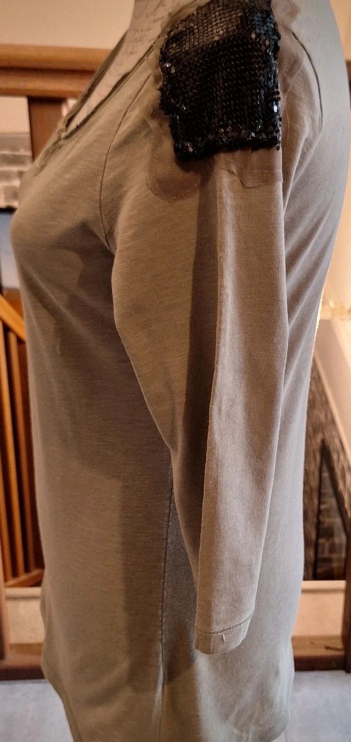 Tee-shirt kaki avec des sequins noirs sur les épaules - photo numéro 4
