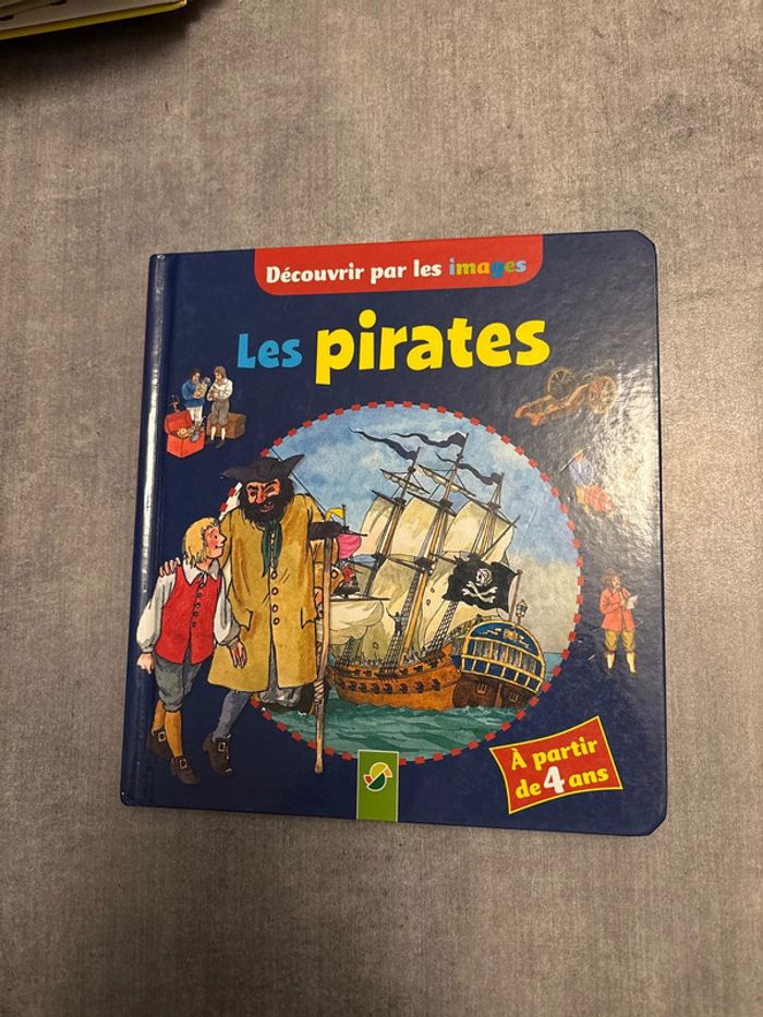 Livre découvrir par les images, les pirates s