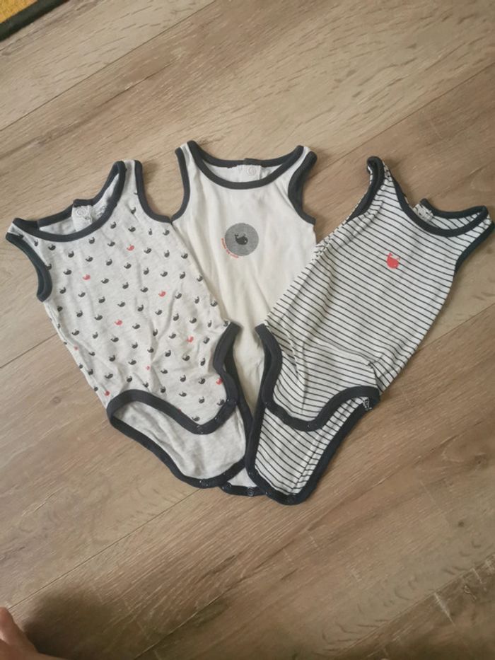 Lot 3 bodys sans manches 3 mois