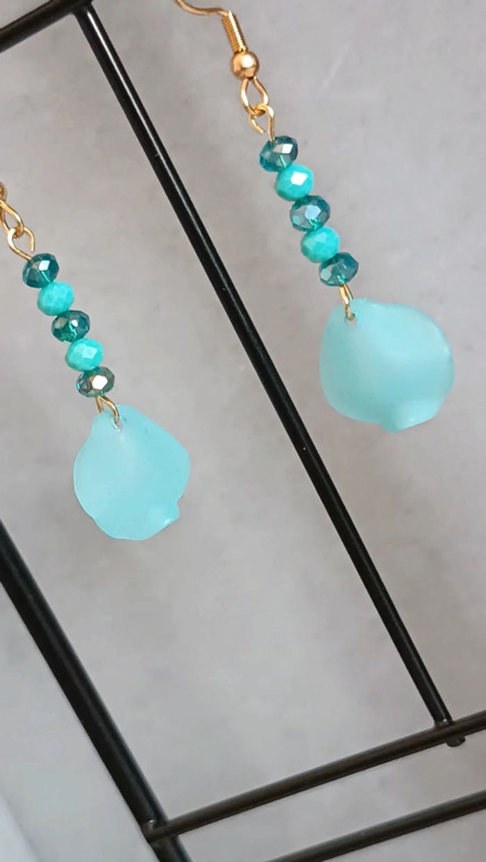 Jolie paire de boucles d'oreilles pendantes - photo numéro 2