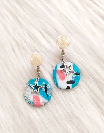 Boucles d'oreilles pendantes rondes avec étoile et fleur en argile polymère