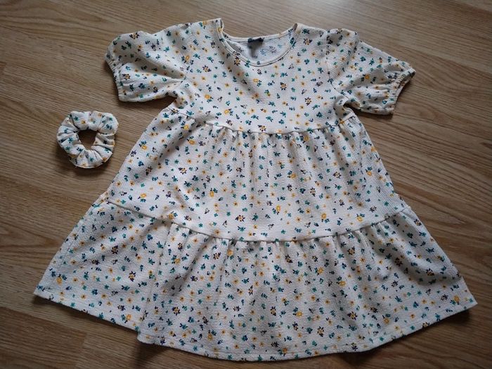 Robe beige a fleurs et son chouchou. Kiabi .
Taille 4 ans - photo numéro 2