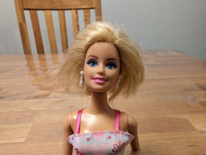 Poupée Barbie avec sa combi short
Très bon état - photo numéro 2