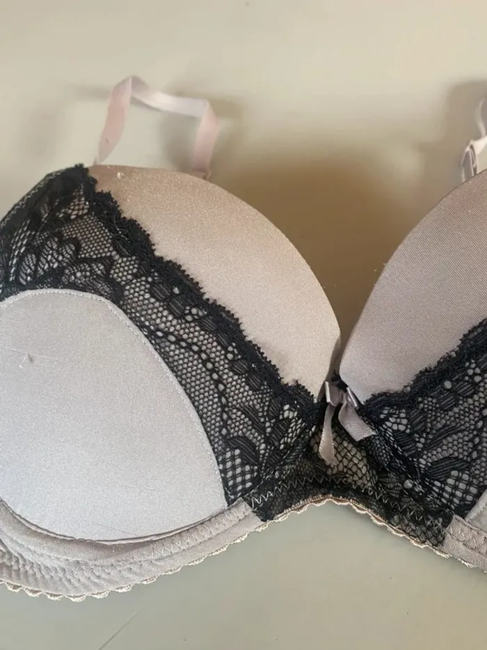 Soutien-gorge rose poudré & dentelle noire 🖤 Taille 90D - photo numéro 4