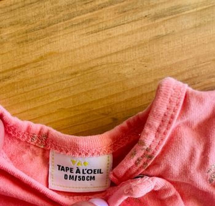 barboteuse rose avec petites feuilles dorées. « Tape à l’œil » taille naissance. - photo numéro 2