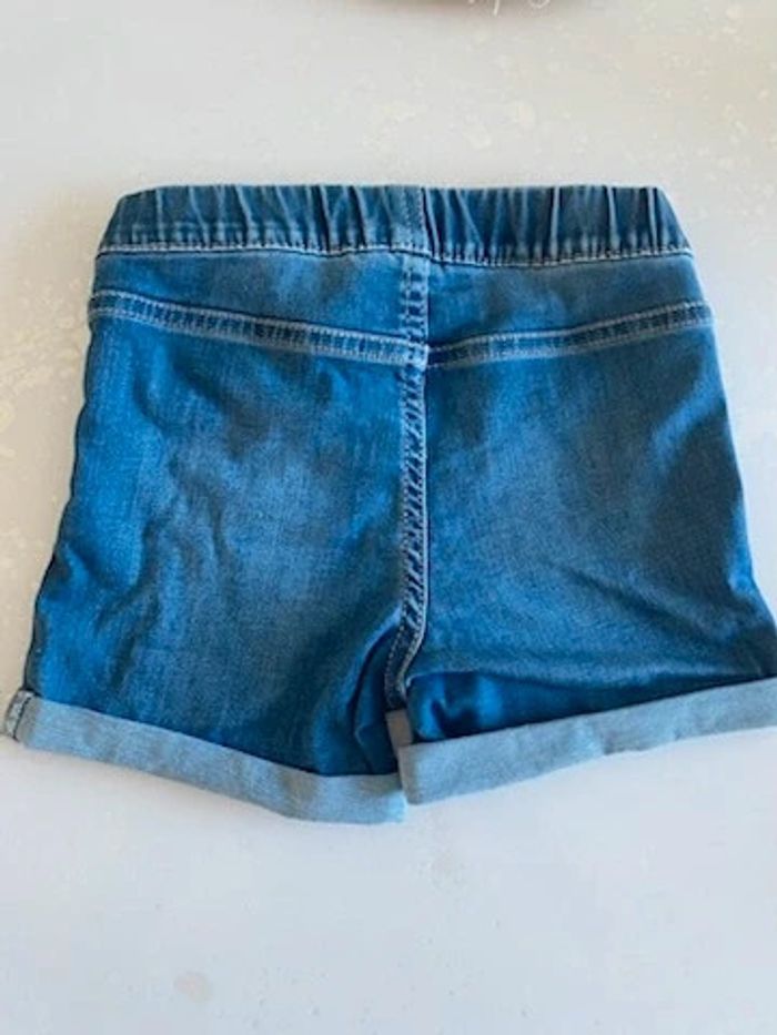 Très joli short en jeans avec ceinture elastahnne marque H&M taille 3/4ans - photo numéro 3