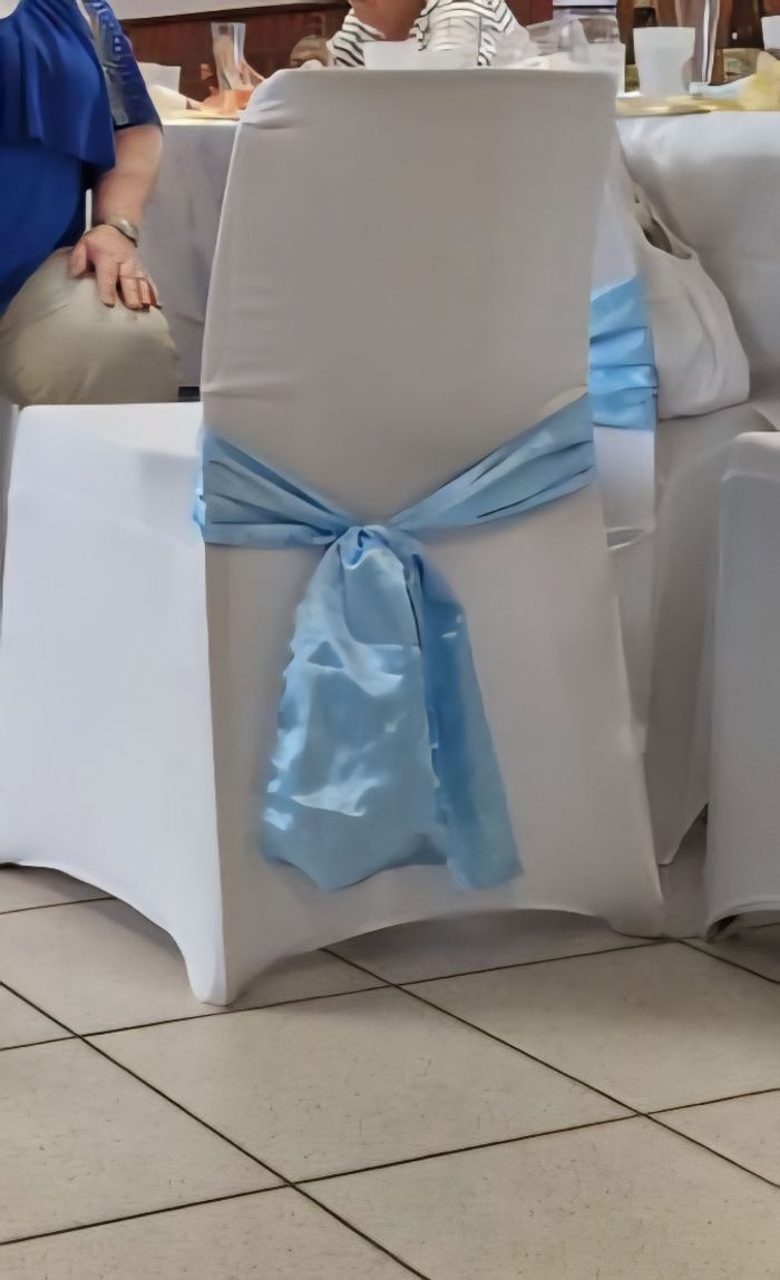 Nœuds de chaise bleu ciel