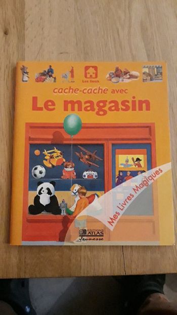 Livre cache-cache avec le magasin
