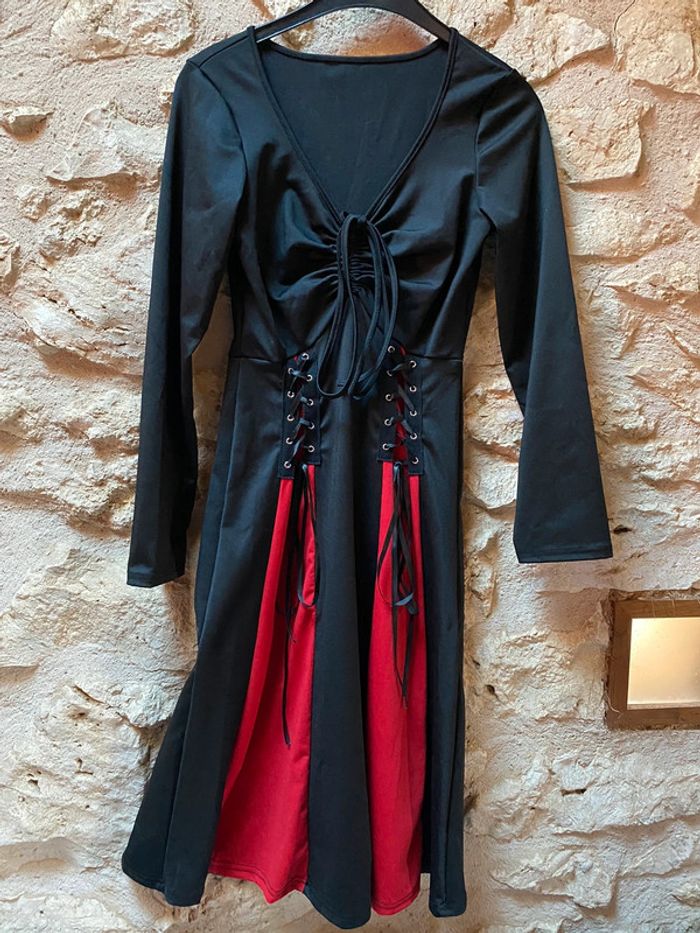 Jolie robe noire et rouge, manches longues. - photo numéro 5