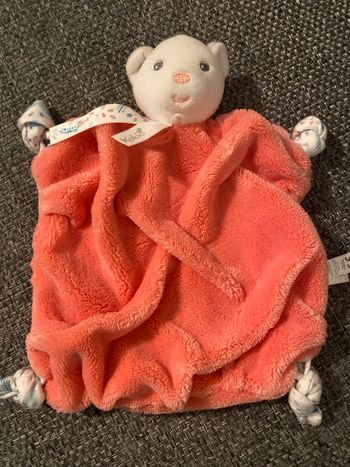 Doudou ours plat kaloo corail plume