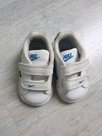 Baskets Nike 19 blanches et bleues