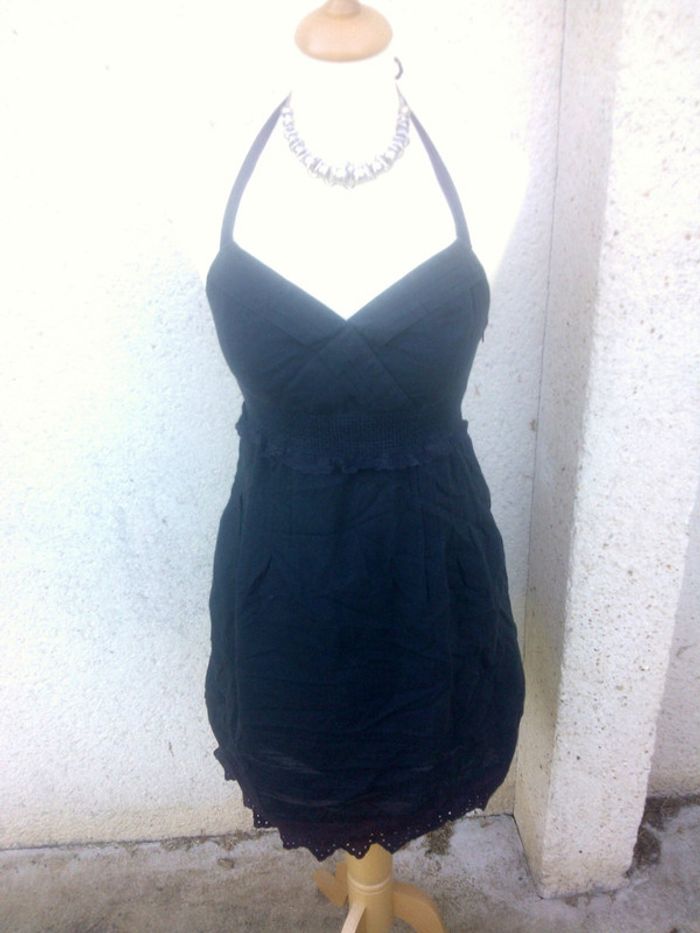 Robe noire laçage dans le dos