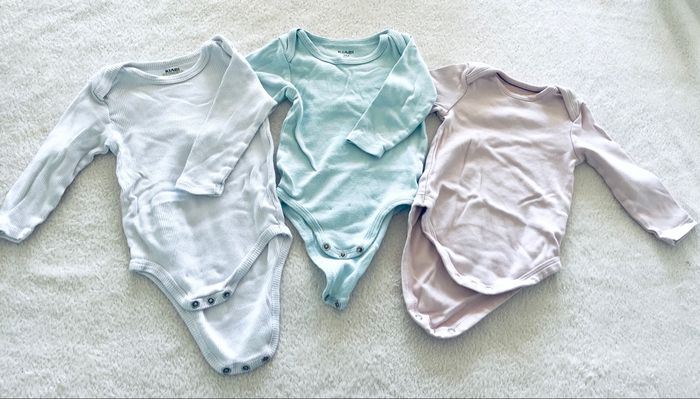 lot de 3 body manches longues « 2 Kiabi 1 C&A » taille 9 mois