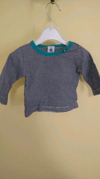 Maillot manches longues taille 6 mois (67cm) marque petit bateau en très bon état