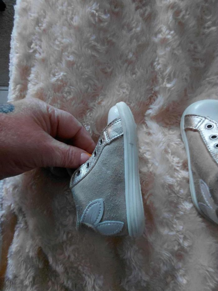 Très belle paire de bottines premier pas bébé fille Pointure 18 lisez bien l'annonce surtout - photo numéro 6