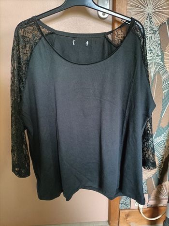 Blouse noir manches longues avec broderie dentelle aux manches