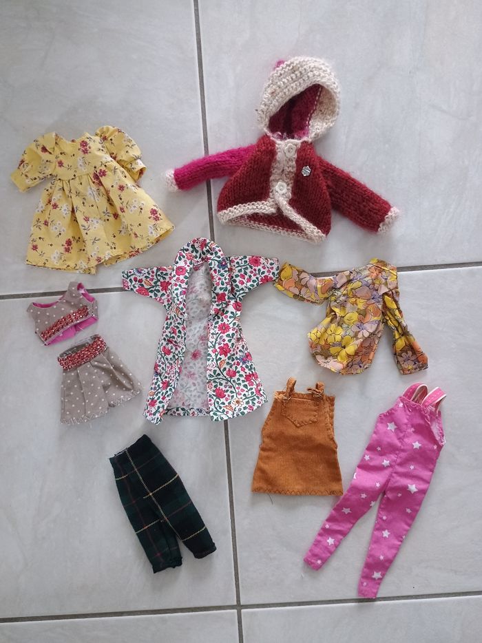 Lot 8 vêtements pour poupées barbie