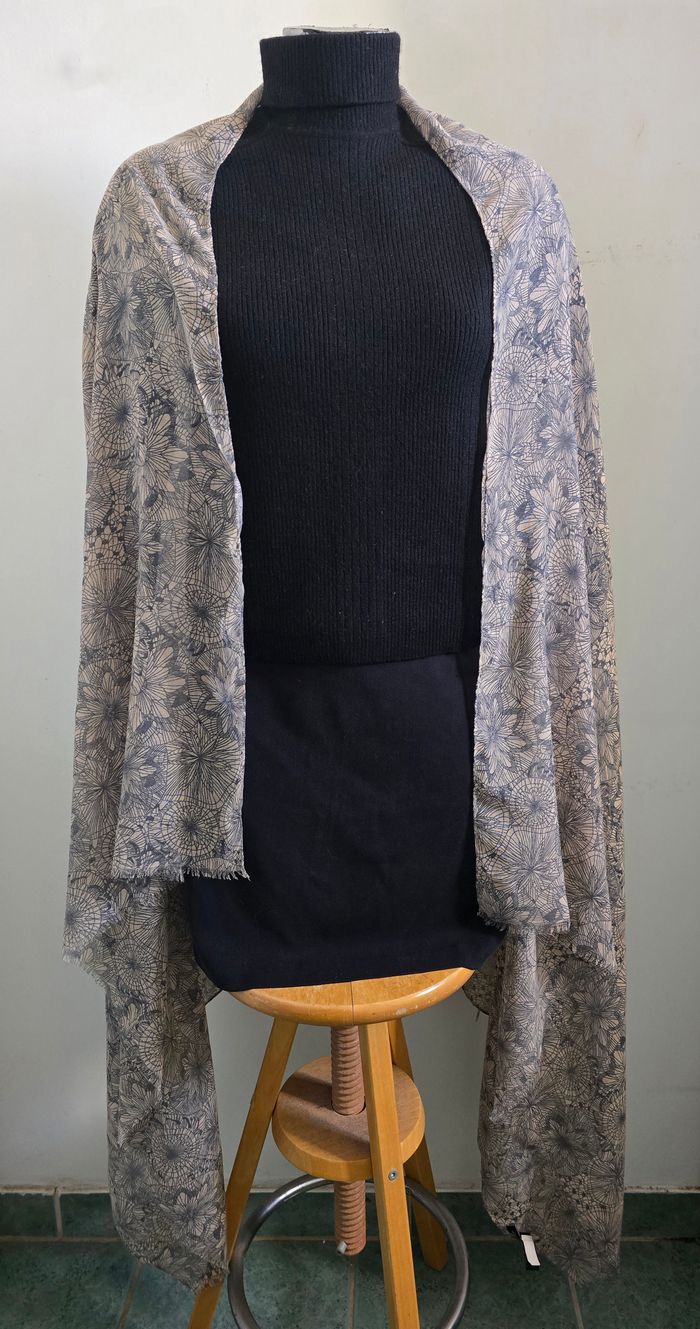 📌 Châle / Etole Floral Graphique Galeries Lafayette - photo numéro 3