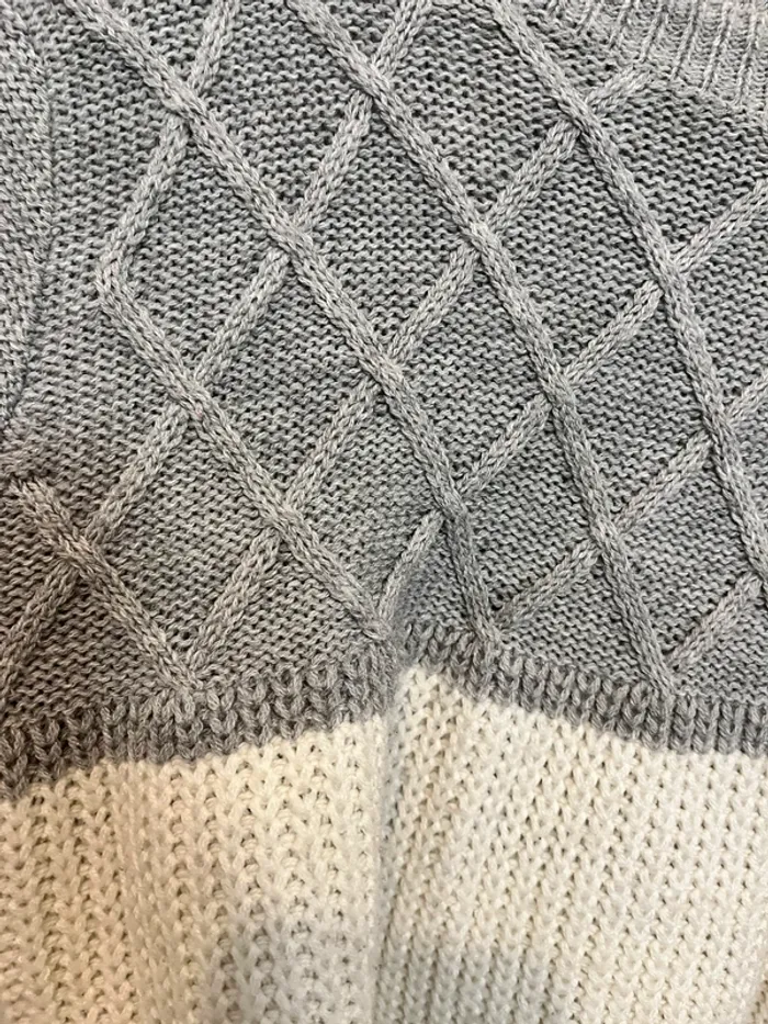 Pull gris et blanc - photo numéro 3