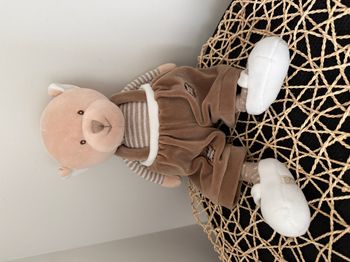 Maverick, Ours en Peluche Taupe avec Salopette Beige