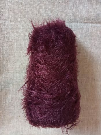 1 petite Bobine de Fil à Tricoter Fantaisie Tons Prunes Foncés (320g)