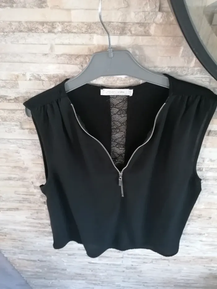 Blouse / haut noir  avec dentelle gemo taille 38 - photo numéro 2