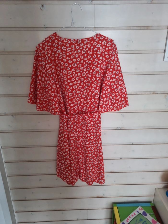 Robe rouge fleur blanche - photo numéro 4