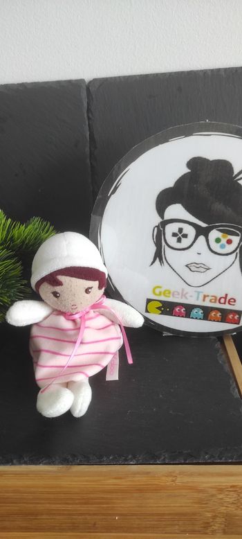 Doudou poupée blanc rose rayé coeurs peluche kaloo robe bonnet