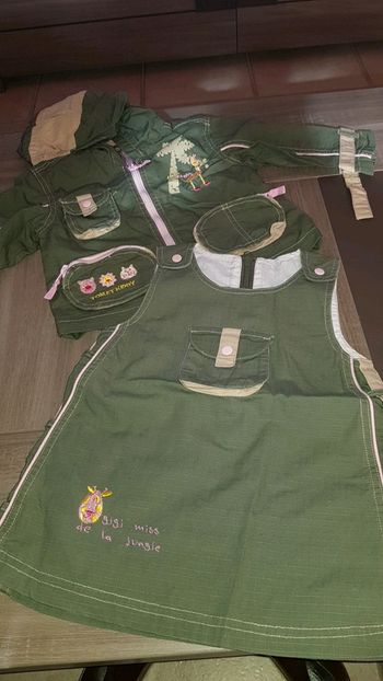 Ensemble blouson léger à capuche, robe légère et tee-shirt manches courtes fille