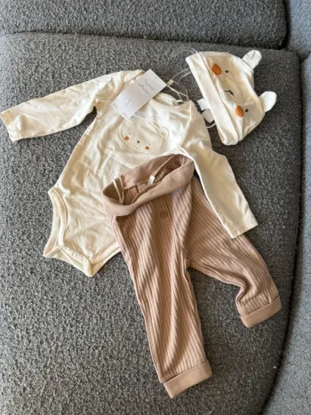 ensemble neuf avec étiquette