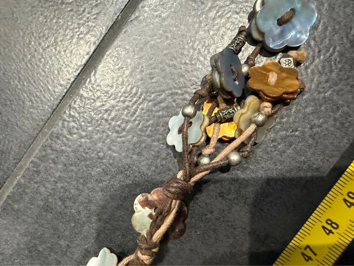 Collier sautoir fabriqué artisanalement tout en cuir et fleur de nacre - photo numéro 5