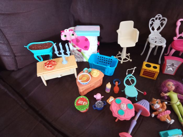 Beau Lot d'Accessoires et Mobilier en Vrac pour poupée Barbie - photo numéro 2