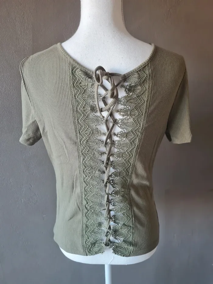 T-shirt côtelé kaki dentelle dans le dos
