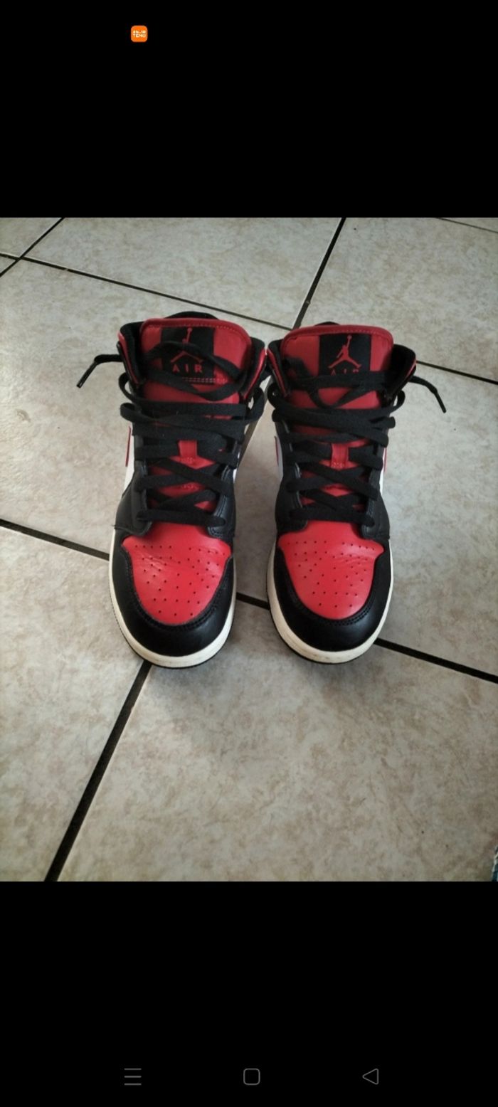 Air Jordan mid 1
