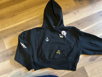 Pull sweat à capuche court ritaOra Primark