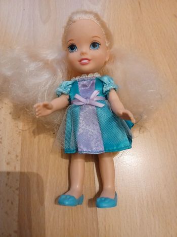 Petite barbie reine des neiges