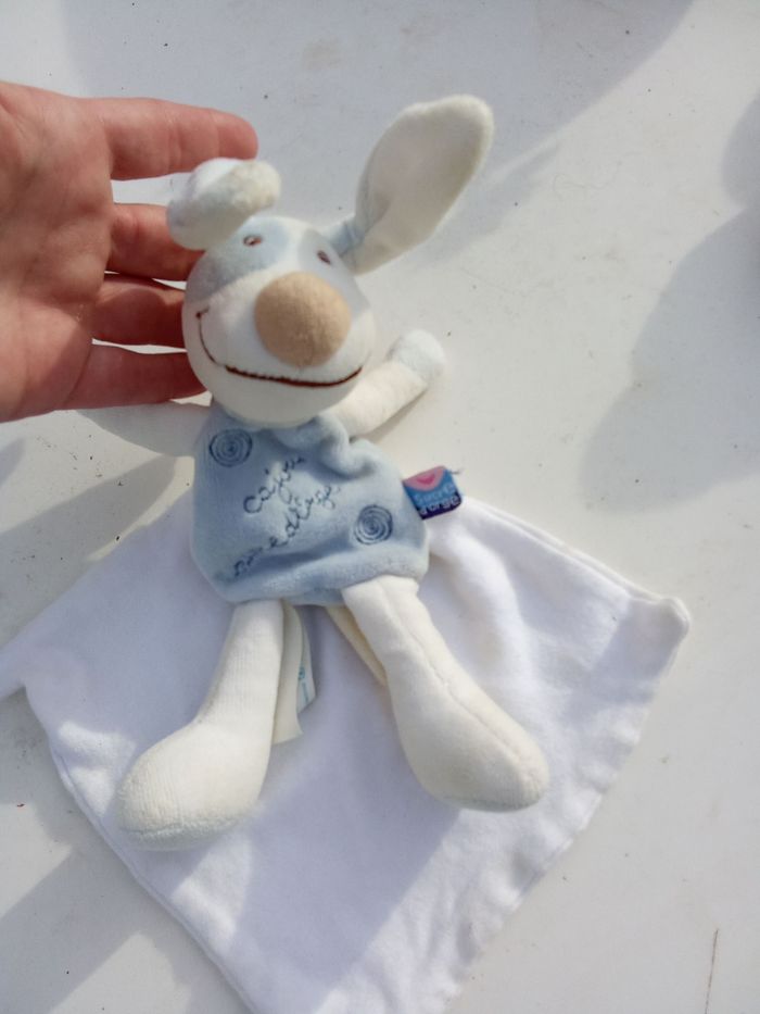 Doudou chien, lapin garçon bleu ciel cape blanche, nez marron, broderie cajou , tourbillons, oreilles marque sucre d'orge