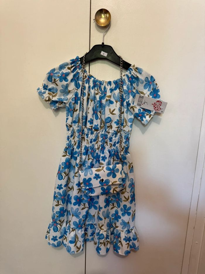Robe à fleurs bleues