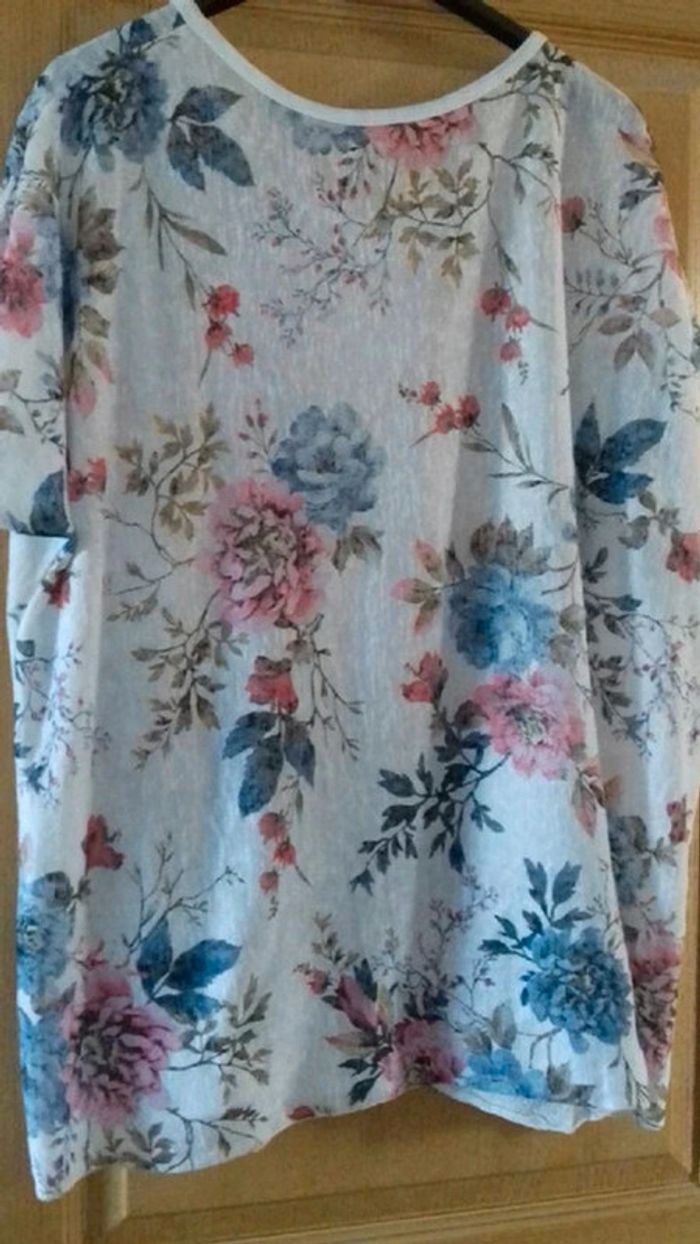 Tee shirt blanc fleuri porté une fois sequins brillants taille 46 - photo numéro 4