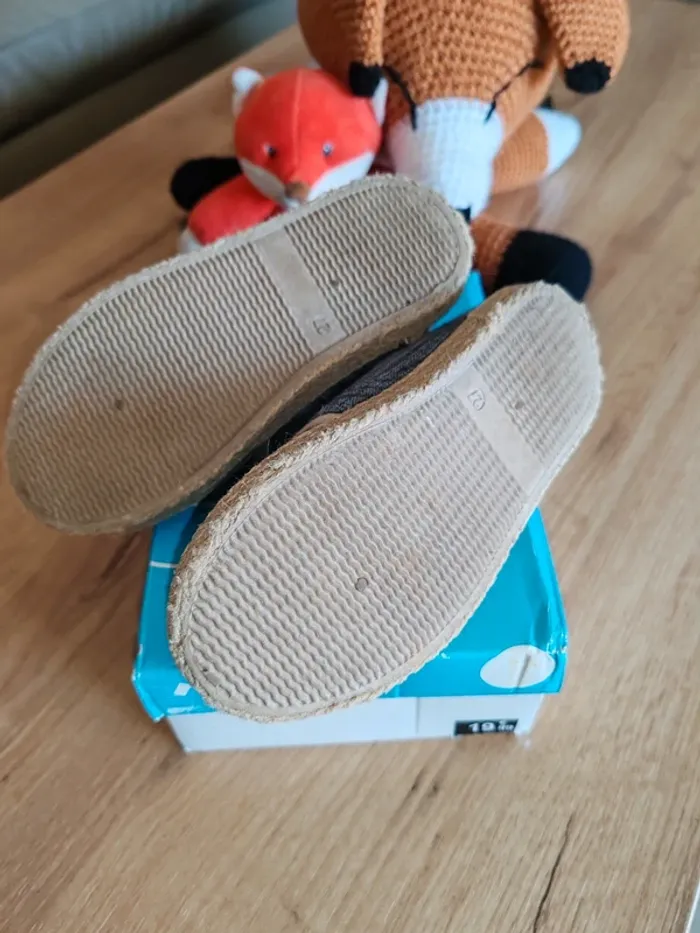 Chaussures espadrilles tbe peu portées 27 2 points noirs intérieurs cause étiquette collée kiabi - photo numéro 12