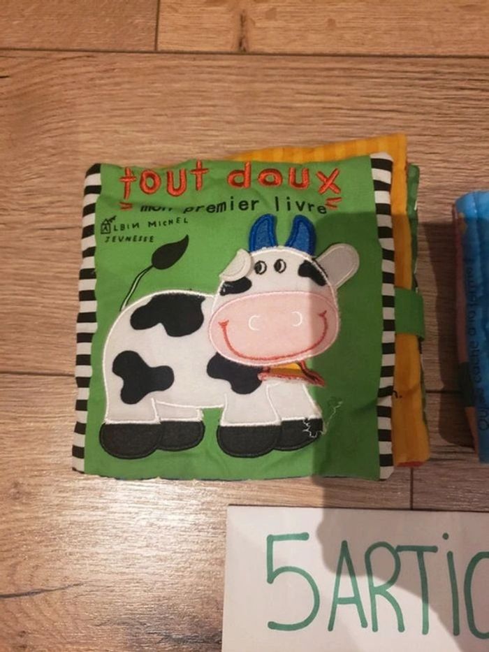 Lot livres tissus d'éveils avec matières bruits, mon premier tout doux et qui se cache à la ferme - photo numéro 8