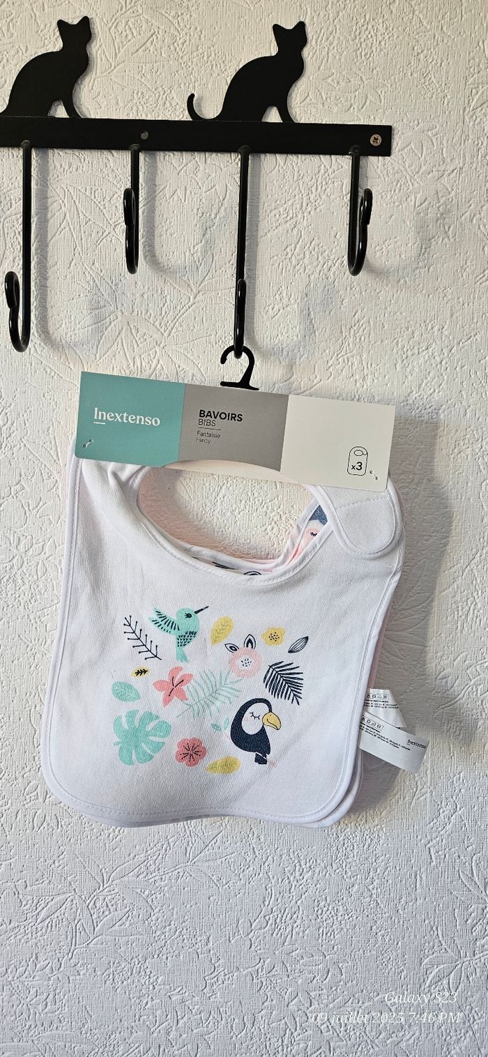 Lot bébé, vaisselle, bavoirs, cache prises - photo numéro 7