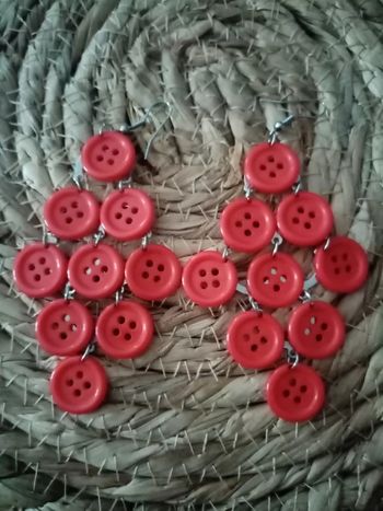 Boucles d'oreilles boutons rouges