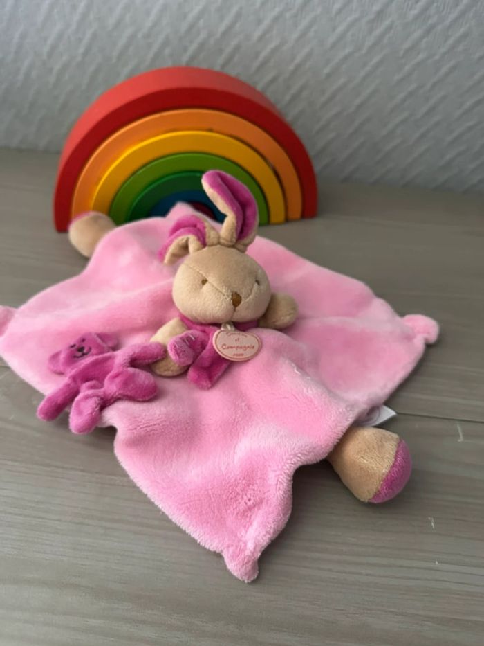 Doudou et compagnie Lapin en velours de couleur rose et beige.