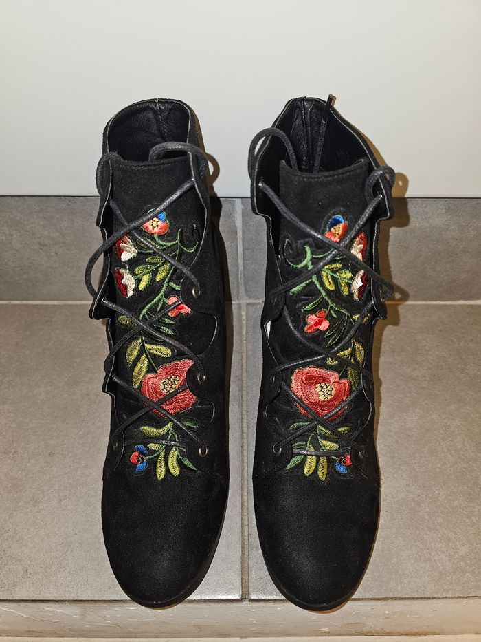 👢 Bottines à talons Miss Liberto – Motifs fleurs – Taille 40 – Talons 8,5 cm